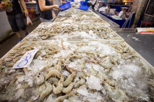 people are buying shrimp in the market