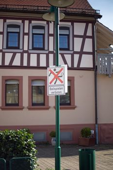 German sign who says ball play forbidden