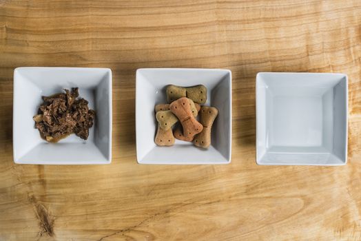 Dog food over a wooden board served very chic way.