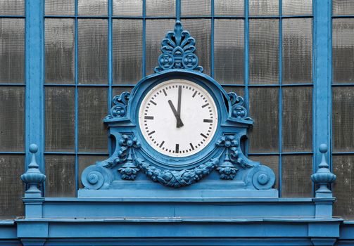 Eleven hours show the train station clock.