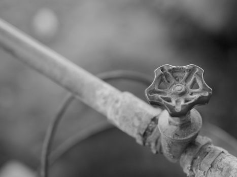 BLACK AND WHITE PHOTO OF CLOSE-UP SHOT OF METAL TAP