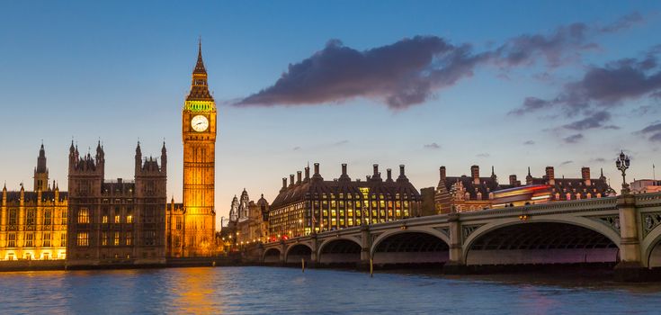 Big Ben, Palace of Westminster aka Houses of Parliament and Westminster's bridge at dusk, London, United Kingdom.