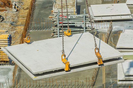 Construction of steel and concrete for the construction of an apartment building with underground parking with precast concrete walls.