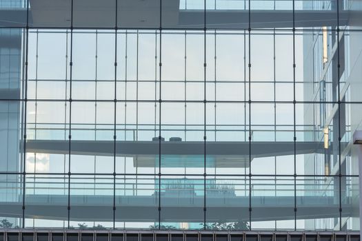 Modernes Bürogebäude mit Glasfassade
