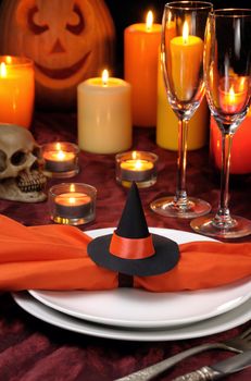 idea how to decorate the napkin on the table for Halloween