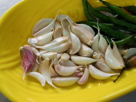 COLOR PHOTO OF CLOSE-UP SHOT OF RAW GARLIC ON PLATE