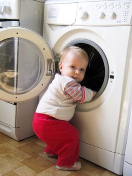 the boy mother's helper opened the door and climbs into the washing machine