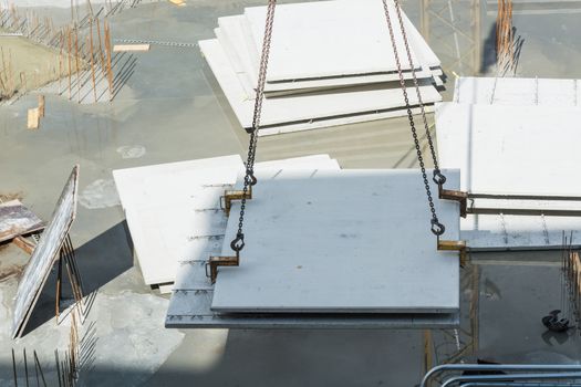 Construction of steel and concrete for the construction of an apartment building with underground parking with precast concrete walls.