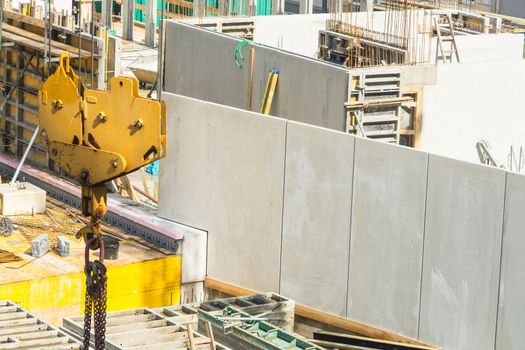 Construction of steel and concrete for the construction of an apartment building with underground parking with precast concrete walls.