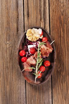 Pork skewer with garlic and cherry tomatoes