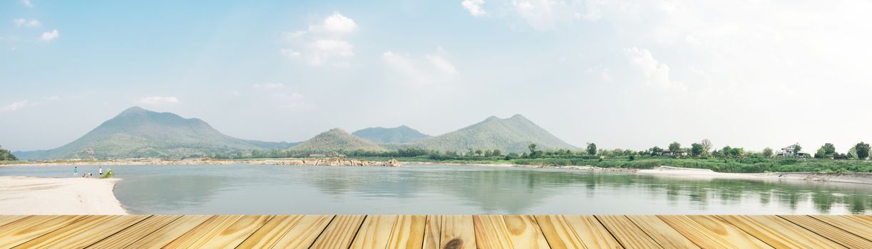 Empty perspective old wooden over on Kangkudkhu Insel at Chiang Khan Insel large One of Thailand This area is a wide sandy beach and a stone-lined well rounded shiny hundreds of thousands of pieces, panorama view