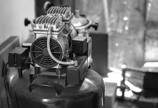 BLACK AND WHITE PHOTO OF RECIPROCATING COMPRESSOR OR PISTON COMPRESSOR