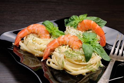 Nests of spaghetti with parmesan flavored with dill, shrimp and basil.