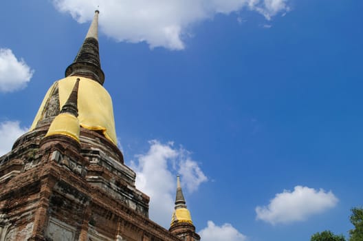 Wat Yai Chai Mongkol obviously is one of the major temples in the Ayutthaya area . and features a large Stupa, built after King Naresuan's Victory