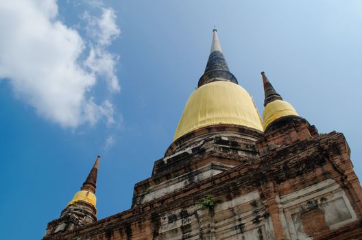 Wat Yai Chai Mongkol obviously is one of the major temples in the Ayutthaya area . and features a large Stupa, built after King Naresuan's Victory