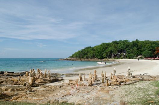 There are 14 white sand beaches on the island, which are surrounded by colourful coral reefs providing such aquatic sports as swimming,
snorkeling and scuba diving. The most popular beach areas are: Saikaew Beach, Ao Phai and Ao Vong Duan.