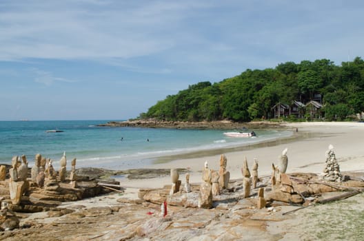 There are 14 white sand beaches on the island, which are surrounded by colourful coral reefs providing such aquatic sports as swimming,
snorkeling and scuba diving. The most popular beach areas are: Saikaew Beach, Ao Phai and Ao Vong Duan.