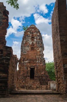 Wat Mahathat temple is located almost right in the center of Ayutthaya. The temple is believed to be built during the 14th century A.D.