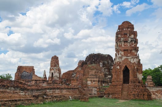 Wat Mahathat temple is located almost right in the center of Ayutthaya. The temple is believed to be built during the 14th century A.D.