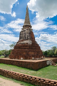 Wat Mahathat temple is located almost right in the center of Ayutthaya. The temple is believed to be built during the 14th century A.D.