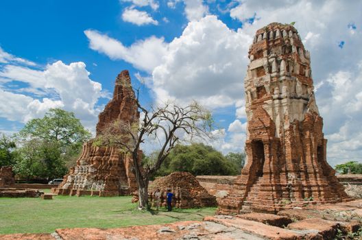 Wat Mahathat temple is located almost right in the center of Ayutthaya. The temple is believed to be built during the 14th century A.D.