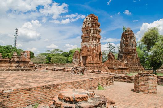 Wat Mahathat temple is located almost right in the center of Ayutthaya. The temple is believed to be built during the 14th century A.D.