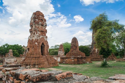 Wat Mahathat temple is located almost right in the center of Ayutthaya. The temple is believed to be built during the 14th century A.D.