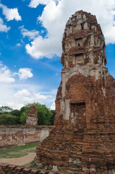 Wat Mahathat temple is located almost right in the center of Ayutthaya. The temple is believed to be built during the 14th century A.D.