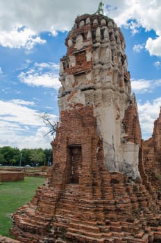 Wat Mahathat temple is located almost right in the center of Ayutthaya. The temple is believed to be built during the 14th century A.D.