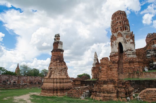 Wat Mahathat temple is located almost right in the center of Ayutthaya. The temple is believed to be built during the 14th century A.D.