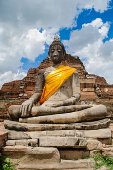 Wat Mahathat temple is located almost right in the center of Ayutthaya. The temple is believed to be built during the 14th century A.D.