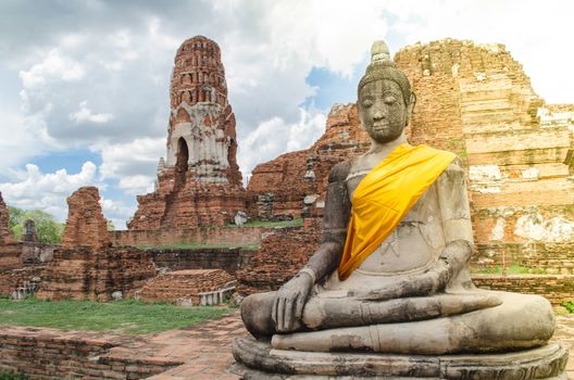 Wat Mahathat temple is located almost right in the center of Ayutthaya. The temple is believed to be built during the 14th century A.D.
