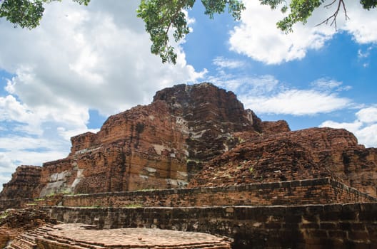 Wat Mahathat temple is located almost right in the center of Ayutthaya. The temple is believed to be built during the 14th century A.D.