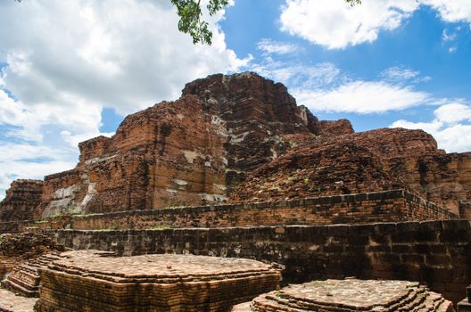 Wat Mahathat temple is located almost right in the center of Ayutthaya. The temple is believed to be built during the 14th century A.D.