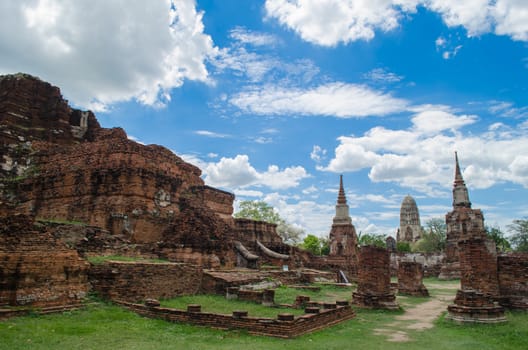Wat Mahathat temple is located almost right in the center of Ayutthaya. The temple is believed to be built during the 14th century A.D.