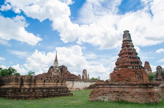 Wat Mahathat temple is located almost right in the center of Ayutthaya. The temple is believed to be built during the 14th century A.D.