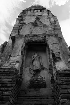 Wat Mahathat temple is located almost right in the center of Ayutthaya. The temple is believed to be built during the 14th century A.D.