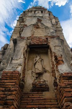 Wat Mahathat temple is located almost right in the center of Ayutthaya. The temple is believed to be built during the 14th century A.D.