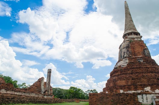 Wat Mahathat temple is located almost right in the center of Ayutthaya. The temple is believed to be built during the 14th century A.D.