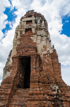 Wat Mahathat temple is located almost right in the center of Ayutthaya. The temple is believed to be built during the 14th century A.D.
