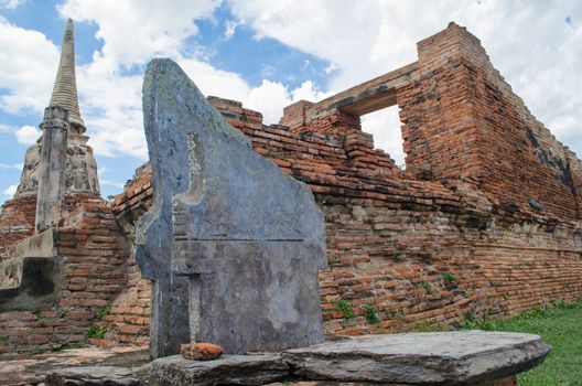 Wat Mahathat temple is located almost right in the center of Ayutthaya. The temple is believed to be built during the 14th century A.D.