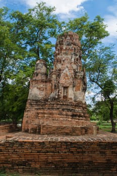 Wat Mahathat temple is located almost right in the center of Ayutthaya. The temple is believed to be built during the 14th century A.D.