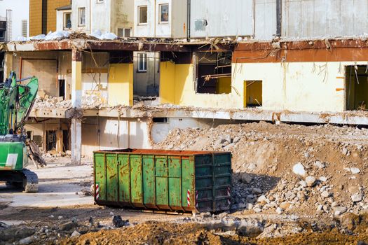 Demolition of a house in the Velberter City with heavy equipment