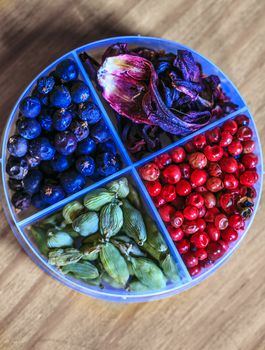 Hibiscus,pink pepper,cardamon  to make Gin tonic