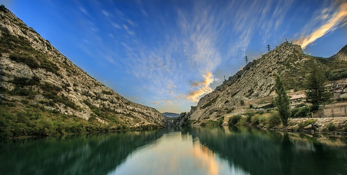 mountains and lake sited in  the Pirineos