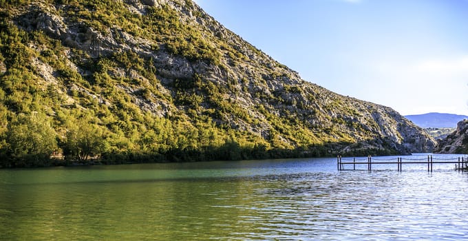 mountains and lake sited in  the Pirineos