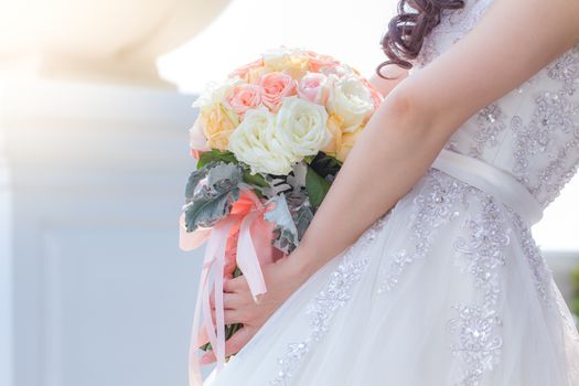 Bride holding a bouquet of flowers to the wedding colors vintage.