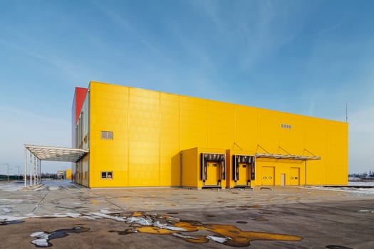 Industrial hall with aluminum facade and panels