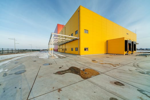 Industrial hall with aluminum facade and panels