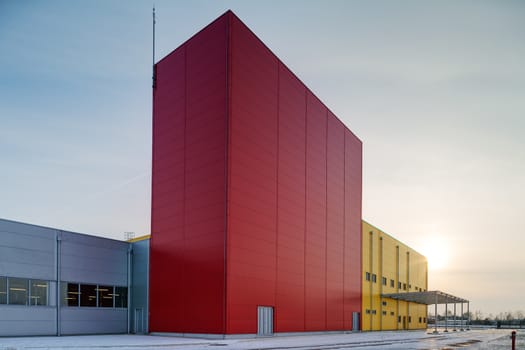 Industrial hall with aluminum facade and panels